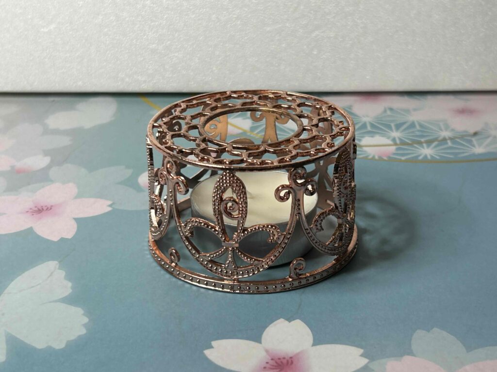 金属製レリーフ模様の炉（ピンクゴールド）の写真