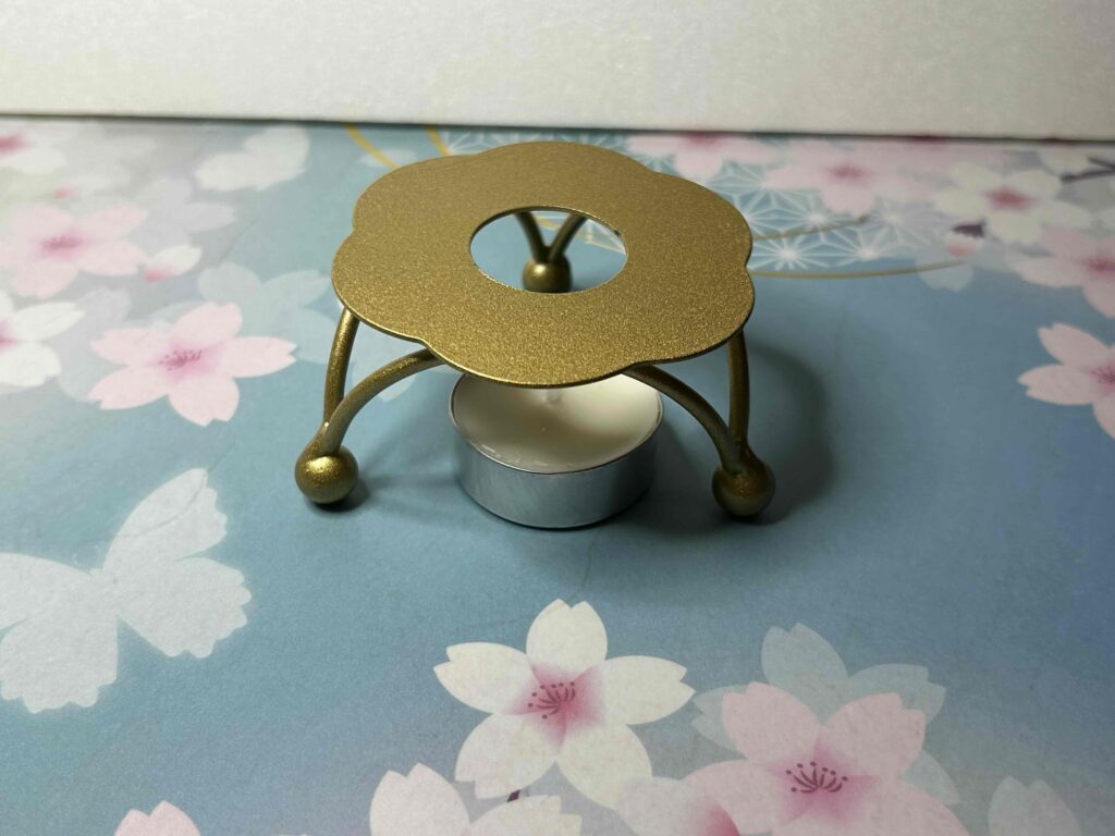 金属製花型の炉（金色）の写真