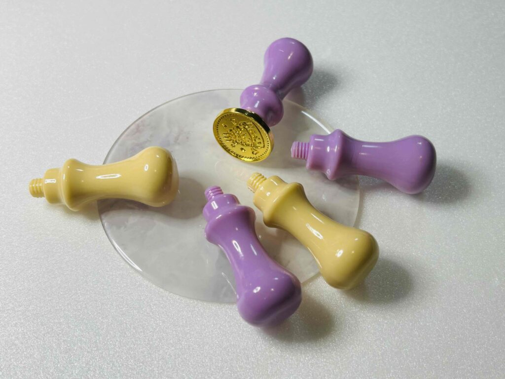 セリアプラスチックハンドル（ねじもプラスチック）の写真