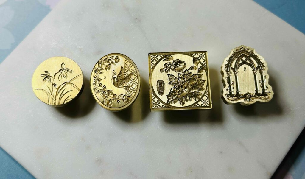 色々な形のシーリングスタンプヘッドの写真