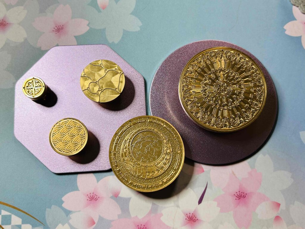 色々な大きさの丸型シーリングスタンプヘッドの写真