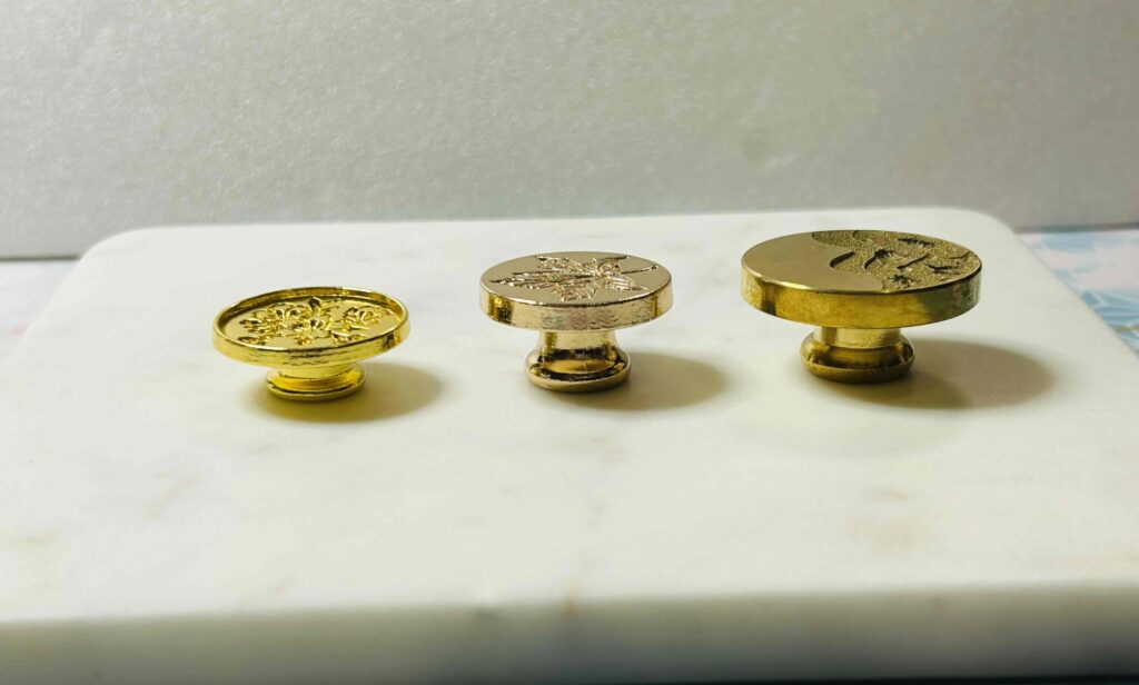 厚みの異なる3種類のシーリングスタンプヘッドの写真