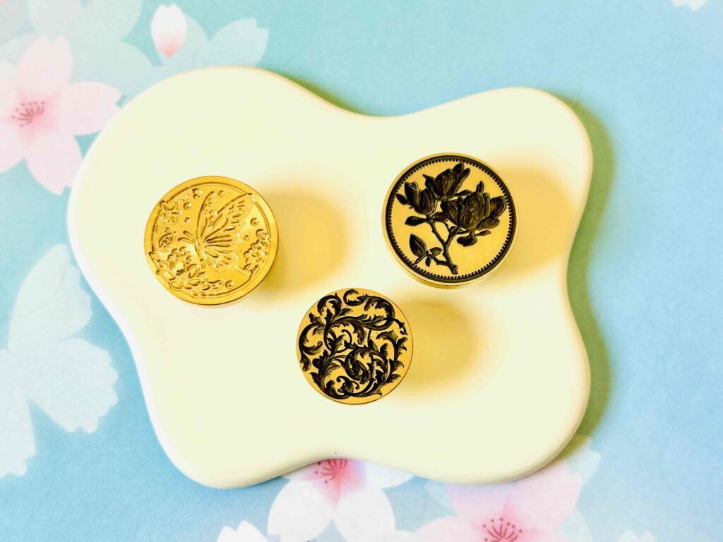 機械彫刻とレーザー彫刻のシーリングスタンプヘッドの写真