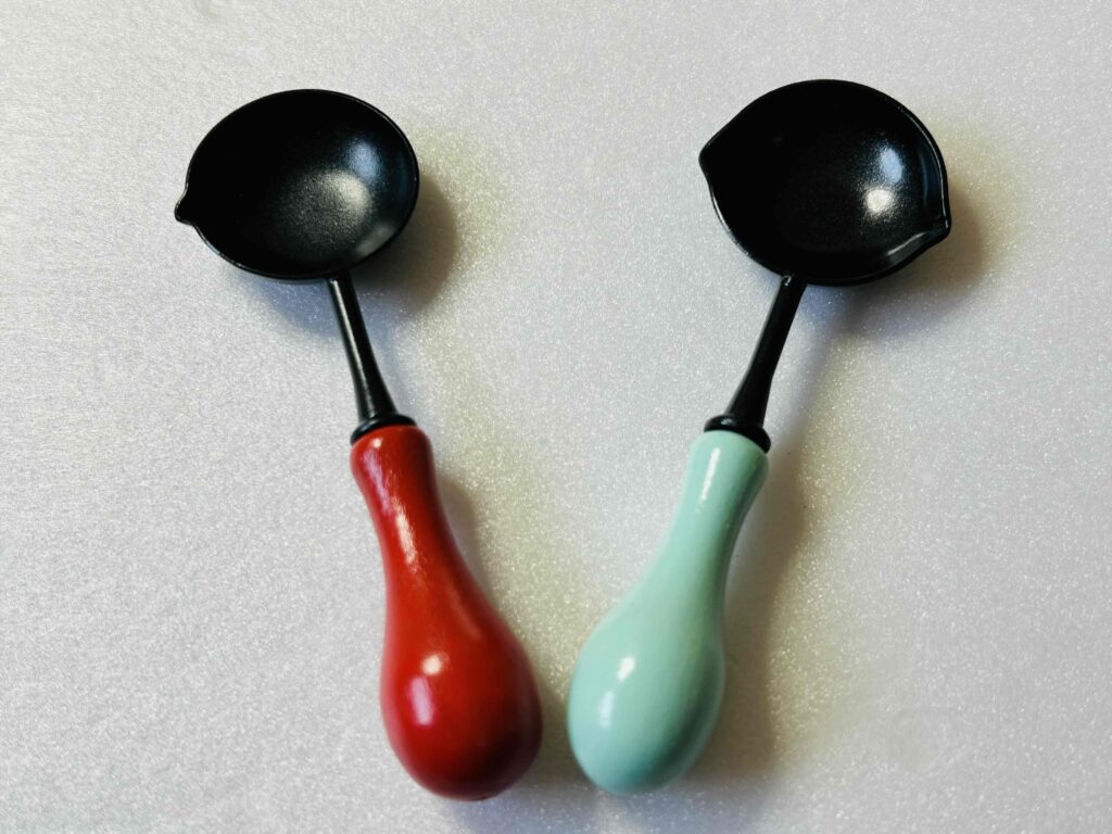 片口と両口のシーリングスプーンの写真