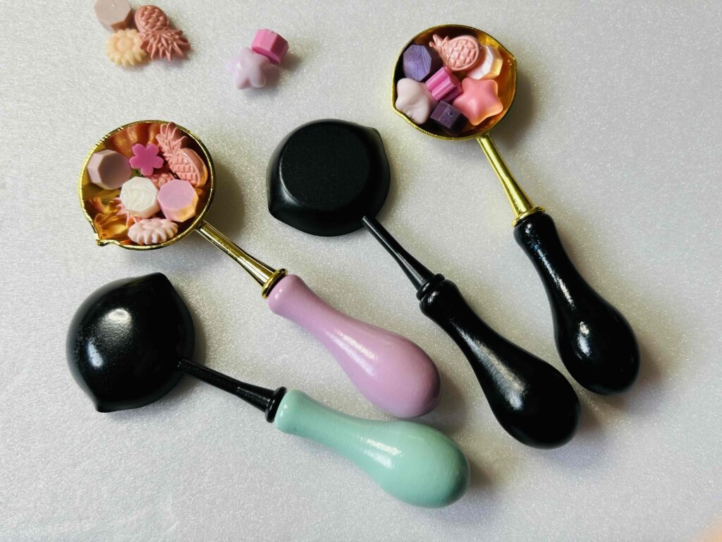 丸底と平底のシーリングスプーンの写真