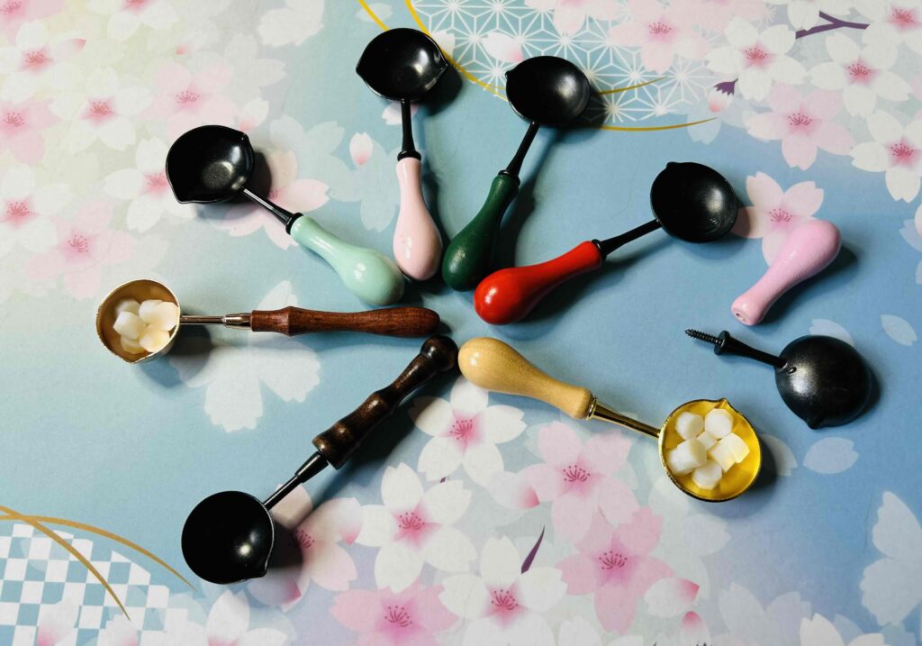 いろいろな柄（ハンドル）のシーリングスプーンの写真