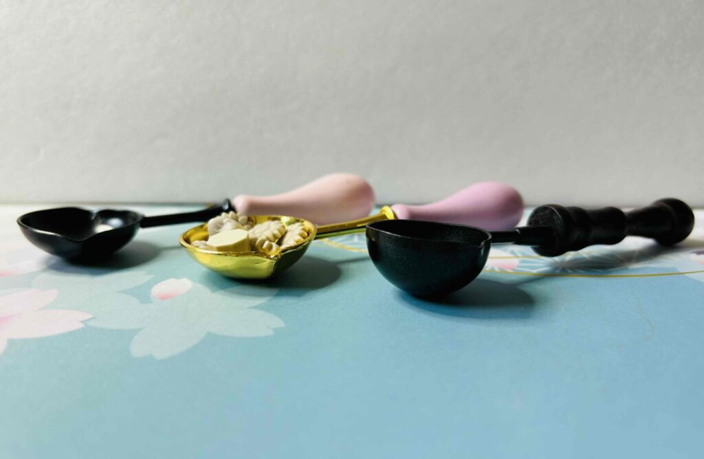 深さの異なるシーリングスプーンの写真