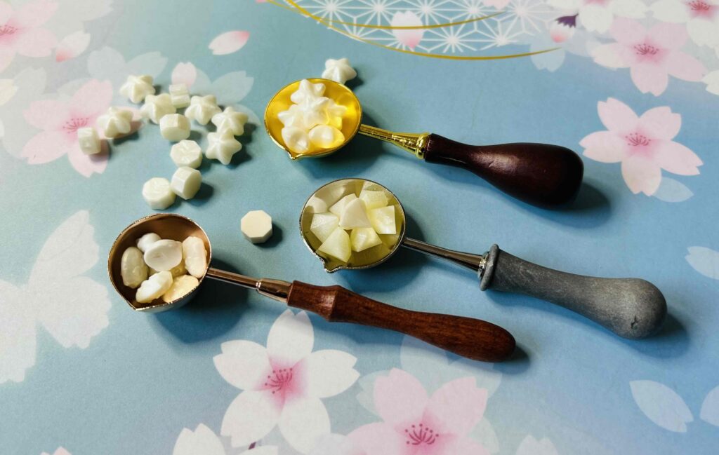 金属部分の色の異なるシーリングスプーンの写真