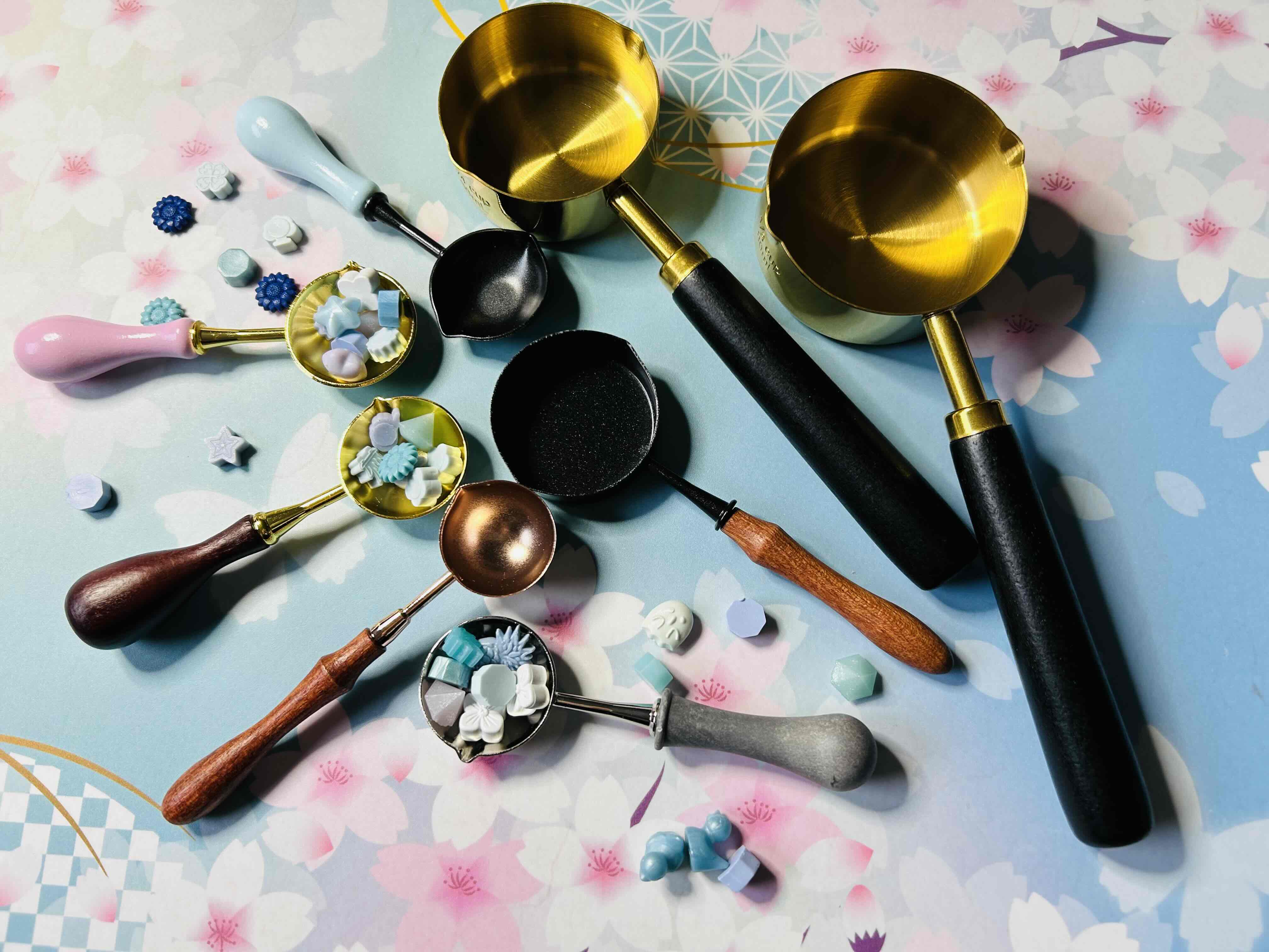 いろいろな種類のシーリングスプーンの写真